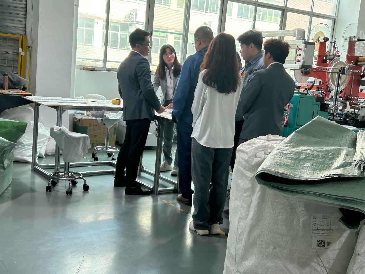 國際合作伙伴深度考察，共謀發(fā)展 —— 外國客戶訪問久信達科技生產(chǎn)車間(圖3)